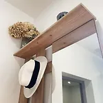 Jockey Stable By La Boîte En Appartement *